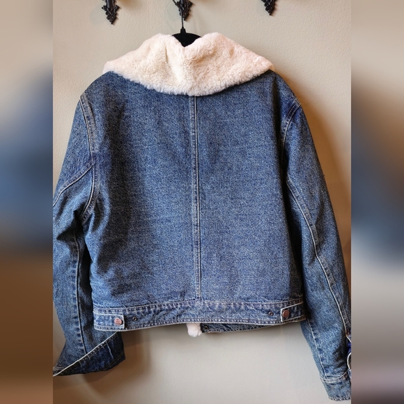 FREE PEOPLE Denim Jacket with Faux Fur Collar! Size Medium Excellent condition - Picture 9 of 10